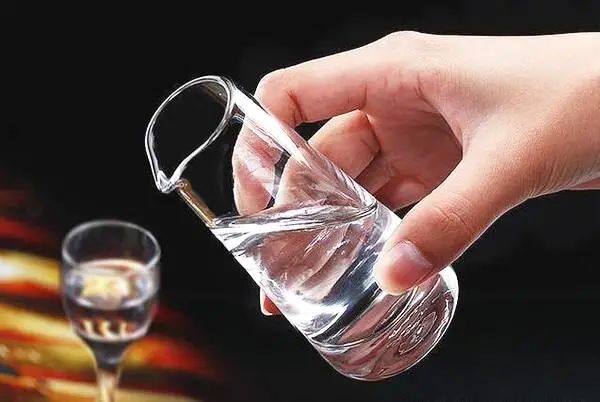 喝酱酒要掌握好温度