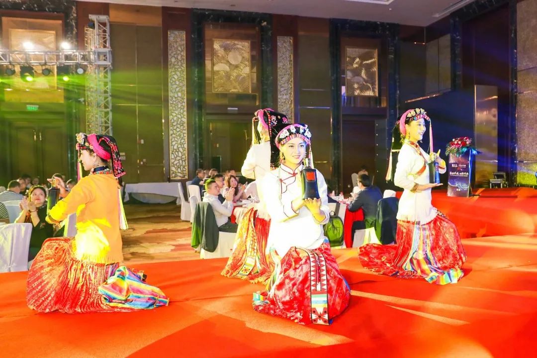 金沙古酒丹巴美人展示百年慎初产品
