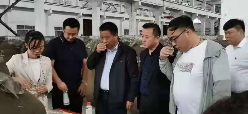 河南亿星集团考察团莅临金沙古酒生产基地参观考察