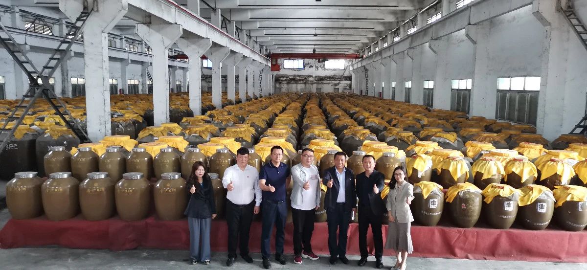 河南亿星集团考察团莅临金沙古酒生产基地参观考察