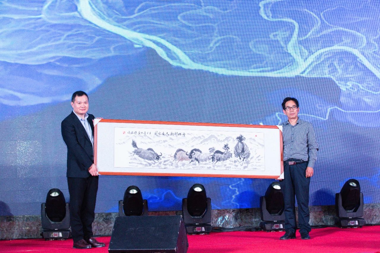 青海省民族艺术专业牦牛画家赠予金沙古酒深具青海文化的《秏牛画》