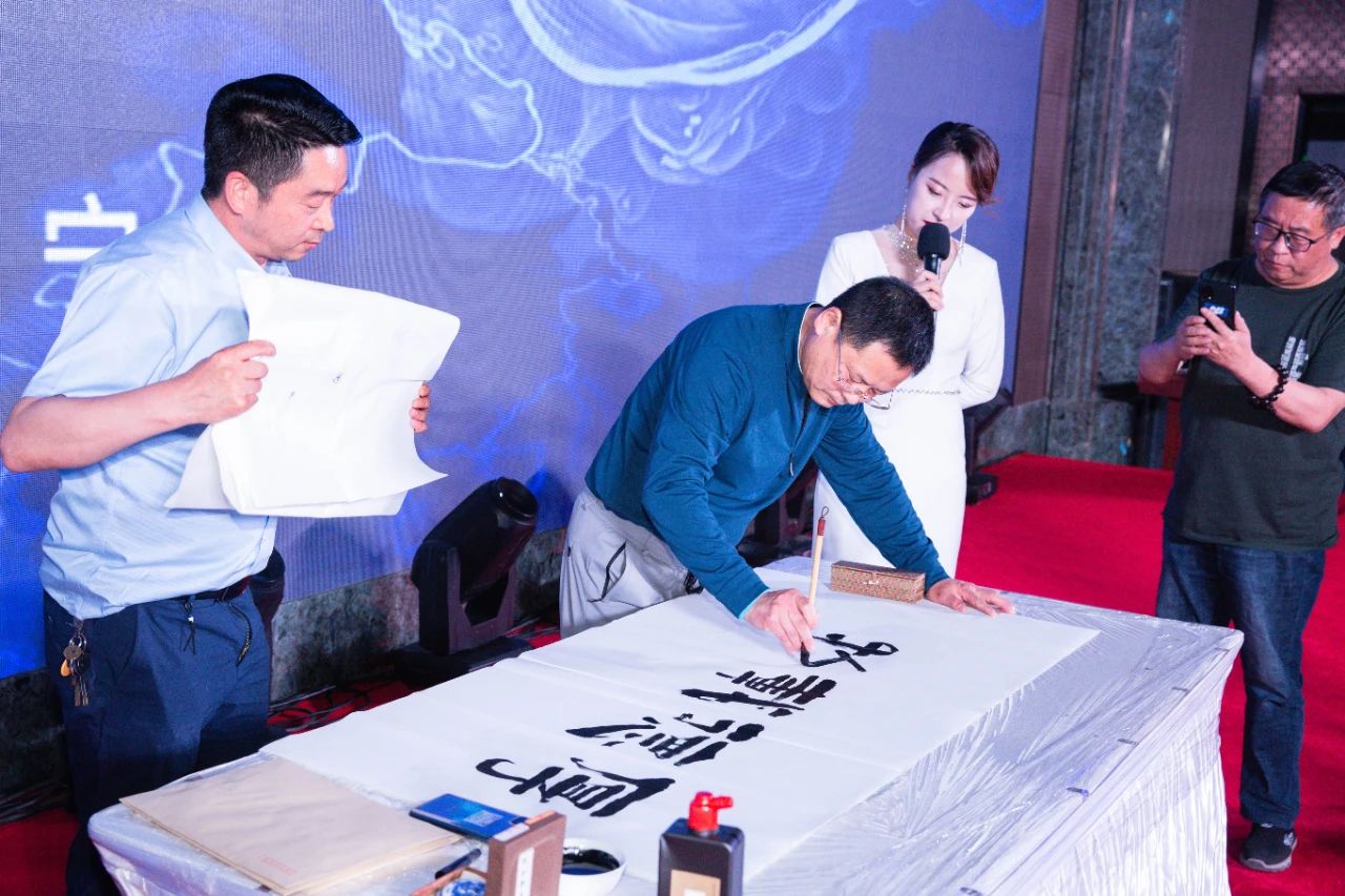 青海省著名书法家书写副主席高旭老师上台泼墨挥毫