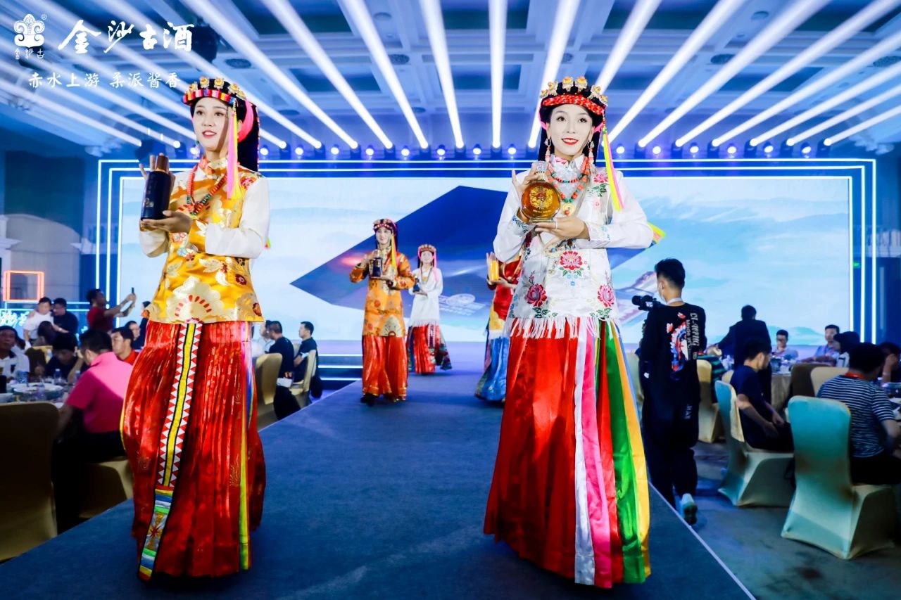 金沙古酒品牌大使丹巴美人携产品亮相舞台