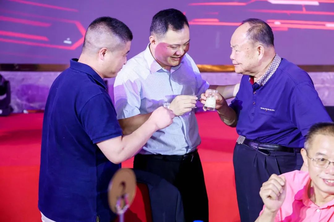 晚宴现场领导、嘉宾一起进行祝酒仪式