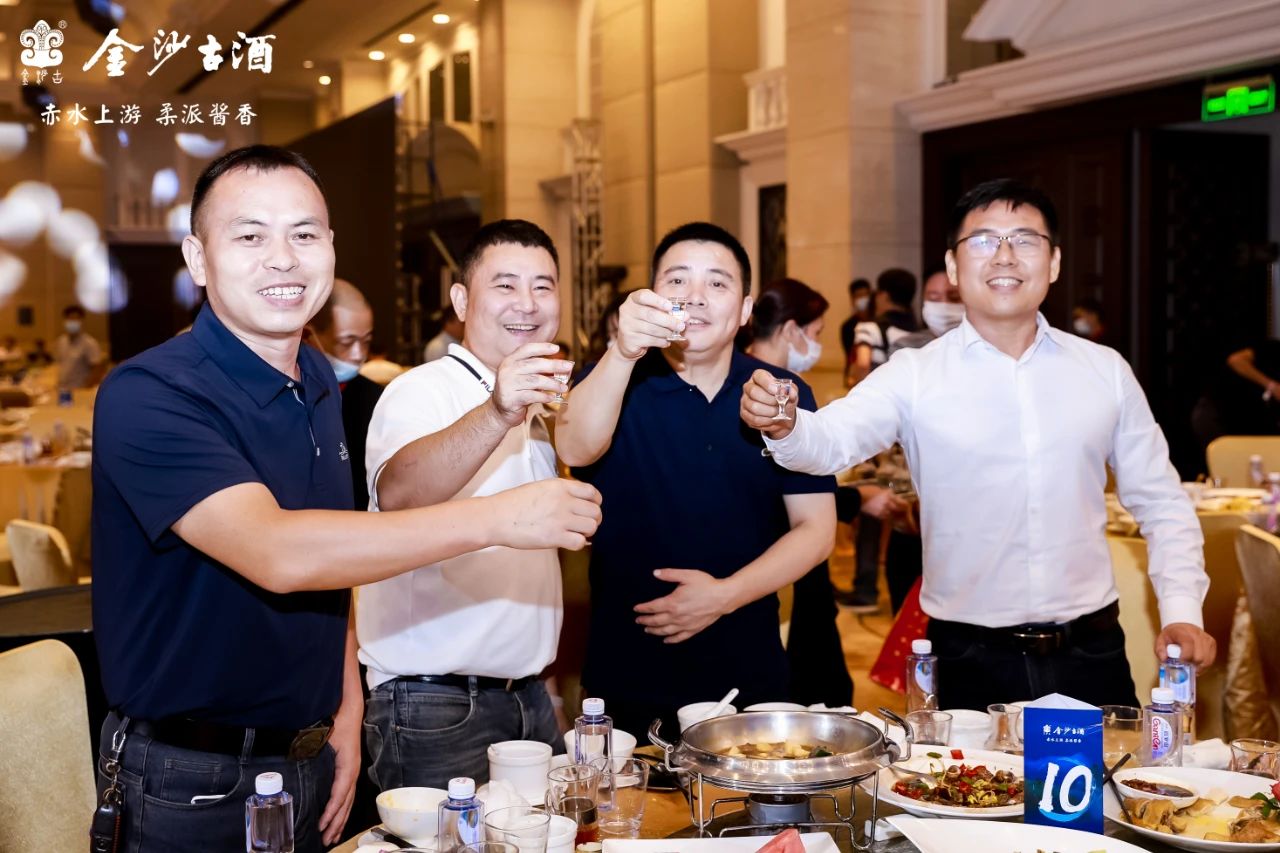 现场来宾举杯换盏，品评酱酒