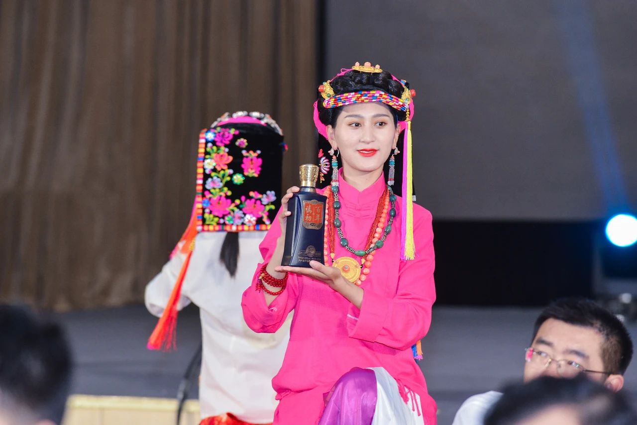 金沙古酒的丹巴姑娘们为大家带来金沙古酒超级产品秀
